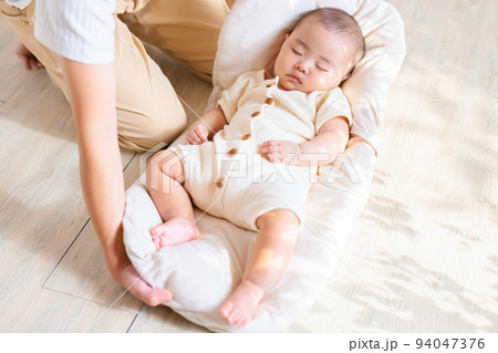 赤ちゃんが起きないようにそっと降ろすママ 抱っこ布団 背中スイッチ 赤ちゃんが起きないようにそっと降ろすママ 抱っこ布団 背中スイッチ 94047376