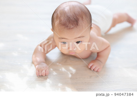 うつ伏せができるようになった赤ちゃん　タミータイム　首すわりが完了した赤ちゃん　確認方法　生後4ヶ月 94047384