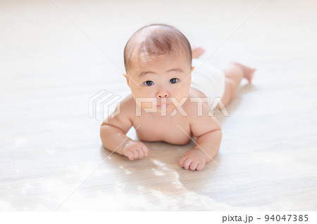うつ伏せの赤ちゃん　タミータイム　首すわりが完了した赤ちゃん　確認方法　生後4ヶ月 94047385