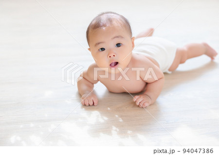 うつ伏せの赤ちゃん　タミータイム　首すわりが完了した赤ちゃん　確認方法　生後4ヶ月 94047386