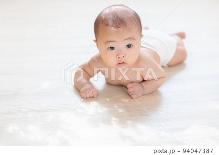 うつ伏せの赤ちゃん　タミータイム　首すわりが完了した赤ちゃん　確認方法　生後4ヶ月 94047387