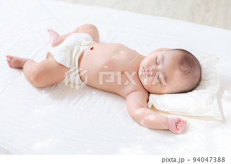 裸で眠る赤ちゃん 94047388