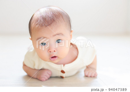 うつ伏せの赤ちゃん　タミータイム　首すわりが完了した赤ちゃん　確認方法　生後3ヶ月 94047389
