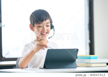 タブレットで勉強をする小学3年生 小学4年生 タブレットで勉強をする小学3年生 小学4年生 94047412