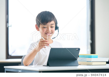 タブレットで勉強をする小学3年生 小学4年生 タブレットで勉強をする小学3年生 小学4年生 94047414