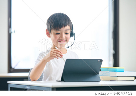 タブレットで勉強をする小学3年生　小学4年生　　 94047415