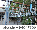 神社の風鈴 94047609