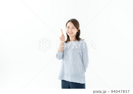 おすすめ 指差す女性 おすすめ 指差す女性 94047837