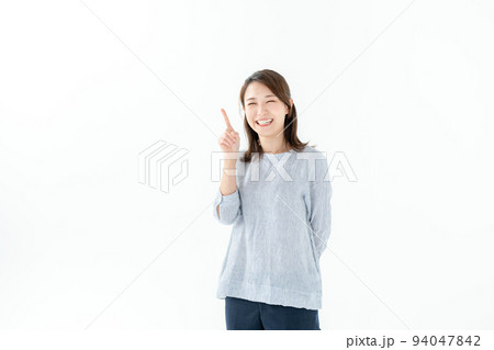 おすすめ　指差す女性 94047842
