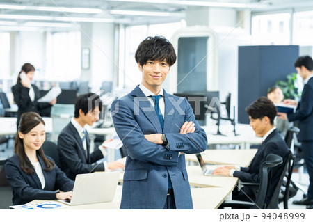 オフィスで働くビジネスパーソン オフィスで働くビジネスパーソン 94048999