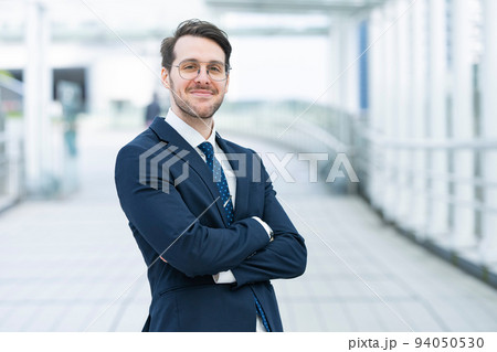 笑顔のビジネスマン 笑顔のビジネスマン 94050530