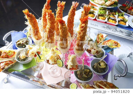 パーティーの料理（オードブル） 94051820