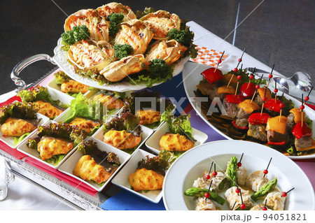 パーティーの料理（オードブル） 94051821