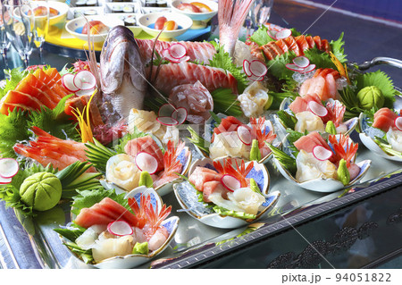 パーティーの料理（刺身） 94051822