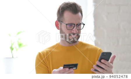 Portrait of Man Unable to make Online Payment on Smartphone, 94052478