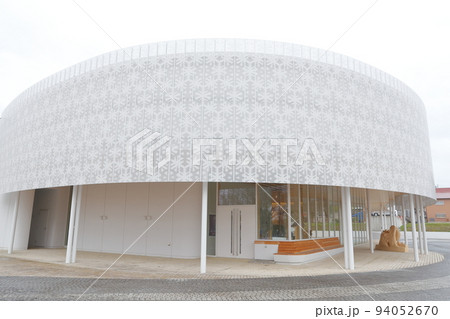 真っ白な建物（十日町市博物館　長野県 十日町市） 94052670