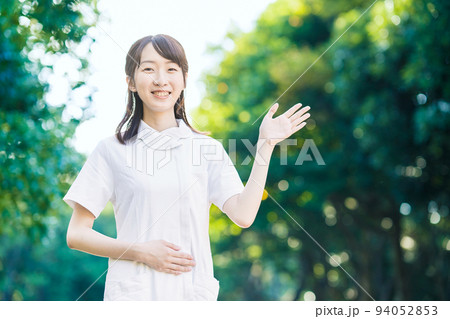 ポーズをする白衣の女性 ポーズをする白衣の女性 94052853
