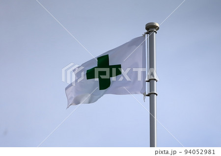 たなびく安全旗 94052981
