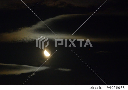 北杜市白州町、月齢21.4雲間の下弦の月と接近した火星 94056073