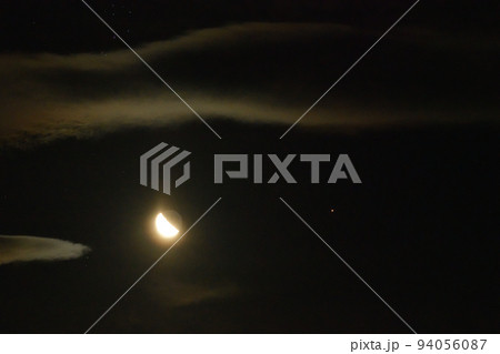 北杜市白州町、月齢21.4雲間の下弦の月と接近した火星 94056087