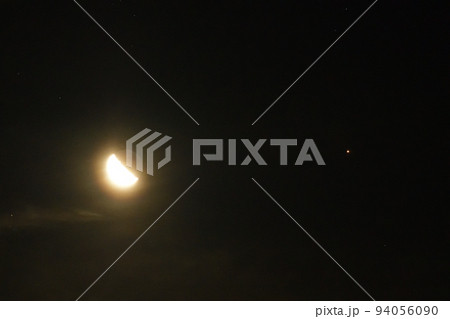 北杜市白州町、月齢21.4雲間の下弦の月と接近した火星 北杜市白州町、月齢21.4雲間の下弦の月と接近した火星 94056090