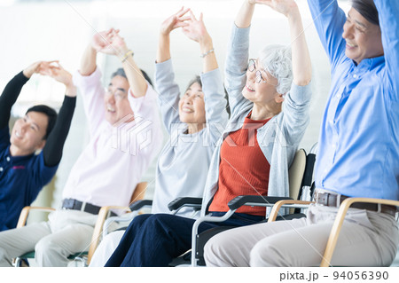 体操をする老人ホーム利用者 シニアイメージ 介護士 体操をする老人ホーム利用者 シニアイメージ 介護士 94056390