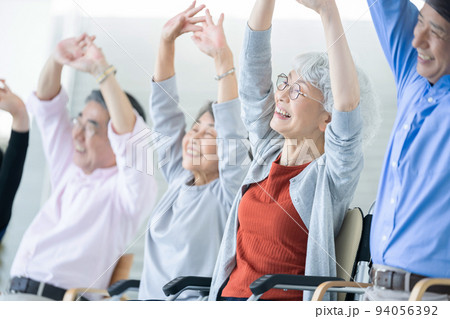 体操をする老人ホーム利用者　シニアイメージ　介護士 94056392