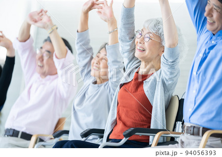 体操をする老人ホーム利用者　シニアイメージ　介護士 94056393