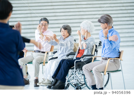 体操をする老人ホーム利用者　シニアイメージ　介護士 94056396