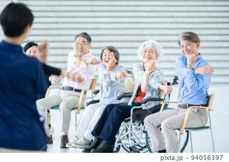 体操をする老人ホーム利用者　シニアイメージ　介護士 94056397
