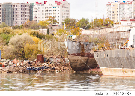 Cutting ships for scrap Cutting ships for scrap 94058237