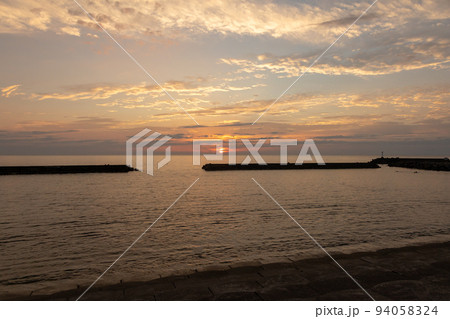 夕日と海 新潟県椎谷海浜公園 夕日と海 新潟県椎谷海浜公園 94058324