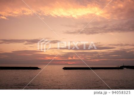 夕日と海 新潟県椎谷海浜公園 夕日と海 新潟県椎谷海浜公園 94058325