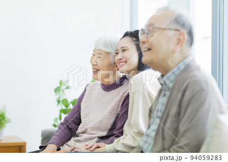 三世代家族 孫 祖母 祖父 94059283