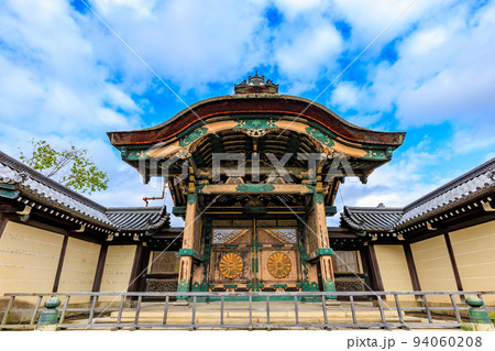 京都　京都市下京区にある 東本願寺（菊の門） 94060208