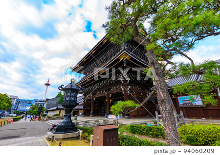 京都 京都市下京区にある 東本願寺(御影堂門と京都タワー) 京都 京都市下京区にある 東本願寺(御影堂門と京都タワー) 94060209