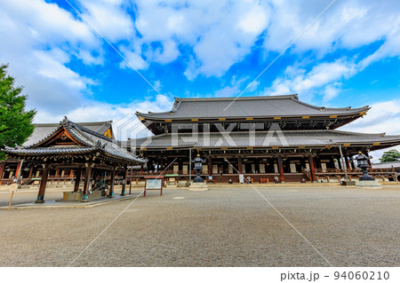 京都　京都市下京区にある 東本願寺（手水舎と御影堂） 94060210
