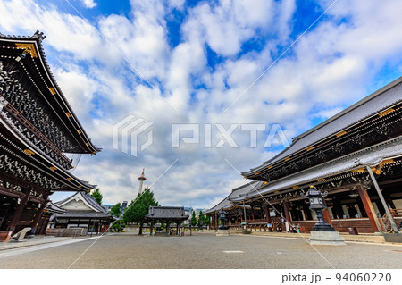 京都　京都市下京区にある 東本願寺（御影堂門と御影堂） 94060220