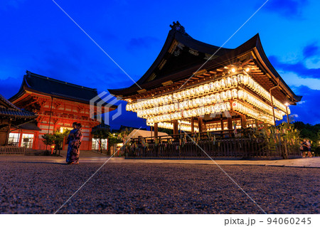 京都 京都市東山区にある 八坂神社の夕暮れ(南楼門と舞殿) 京都 京都市東山区にある 八坂神社の夕暮れ(南楼門と舞殿) 94060245