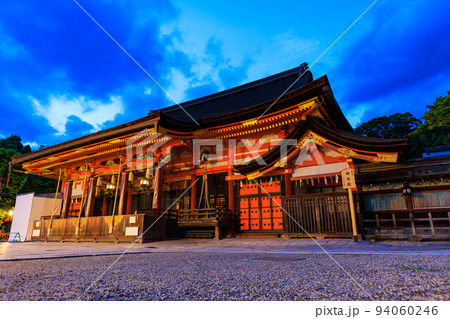 京都　京都市東山区にある 八坂神社の夕暮れ（本殿) 94060246