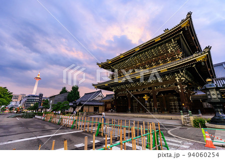 京都 京都市下京区にある 東本願寺の夕暮れ(御影堂門) 京都 京都市下京区にある 東本願寺の夕暮れ(御影堂門) 94060254