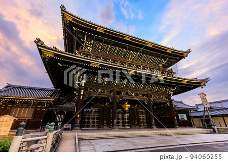 京都 京都市下京区にある 東本願寺の夕暮れ(御影堂門) 京都 京都市下京区にある 東本願寺の夕暮れ(御影堂門) 94060255
