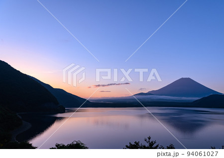 (山梨県)早朝の逆さ富士・本栖湖からの絶景 (山梨県)早朝の逆さ富士・本栖湖からの絶景 94061027
