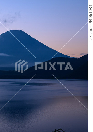 （山梨県）早朝の逆さ富士・本栖湖からの絶景 94061034