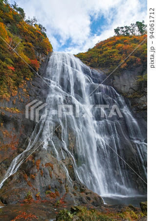 秋田県/ 安の滝（上段部）紅葉 94061712