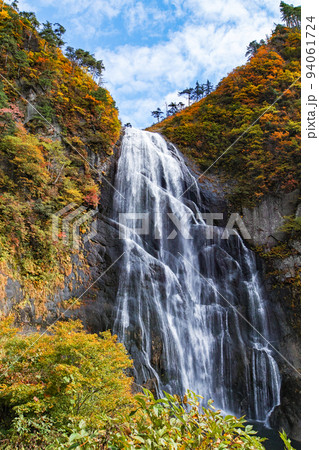秋田県/ 安の滝（上段部）紅葉 94061724