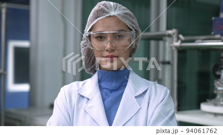 Portrait of a woman scientist in uniform working in curative laboratory 94061762