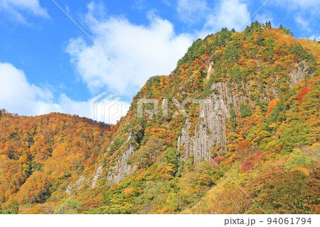 秋山郷の秋　錦秋の布岩 94061794