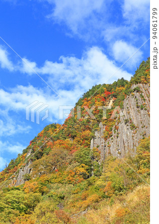秋山郷の秋　錦秋の布岩 94061799