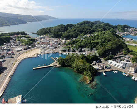 西海市の大瀬戸町瀬戸の港湾の空撮 94061904